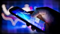 Survey data says most community bank customers are not yet using mobile banking service.