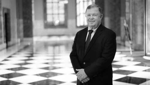 With nearly 50 years as a banking lawyer, Bryan Cave&rsquo;s Walt Moeling has seen it all. He often answers questions with a story, and his stories, rooted in experience, always have a point.
