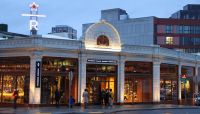 The sight of consumers lining up at Seattle coffee shops got Dan Fisher—AKA &quot;The Wombat&quot;—thinking about ways banks could pull folks to their offices. Above, Starbucks&#039; new Roastery concept store.